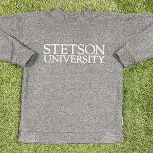 Peut inclure: Sweat-shirt gris à manches longues avec le texte blanc "Stetson University" sur le devant.