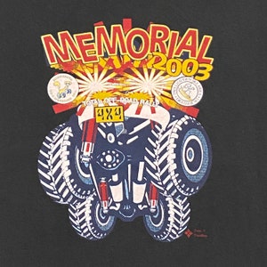 Może przedstawiać: Czarny T-shirt z kolorowym wzorem graficznym przedstawiającym kresk&oacute;wkowy samoch&oacute;d terenowy z tekstem "MEMORIAL 2003" i "TOTAL OFF-ROAD RALLY 4X4".