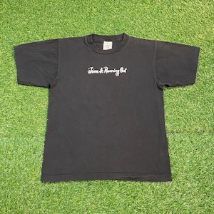 Puede incluir: Camiseta negra con la frase "Time Is Running Out" en escritura blanca en el pecho. La camiseta de manga corta tiene cuello redondo. La tela parece ser de algodón o una mezcla de algodón.