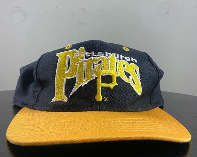 Vintage Pittsburg Pirates Fitted Hat The Fame Size 7 1/4 MLB Baseball National League Pennsylvania Clemente Bond 1990s 90s