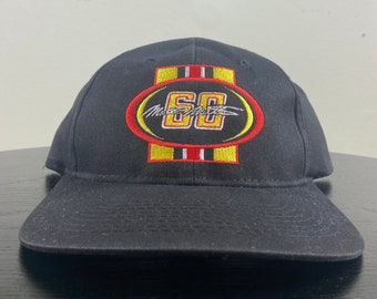Könnte beinhalten: Schwarze Baseballkappe mit einem gestickten Logo in Gelb, Rot und Weiß mit der Nummer "60" und dem Text "Dale Earnhardt Jr."