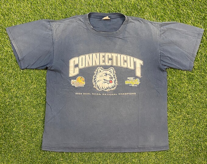 Vintage University of Connecticut Huskies UCONN T Shirt Tee Lee Sport Size Large NCAA College Basketball Champions