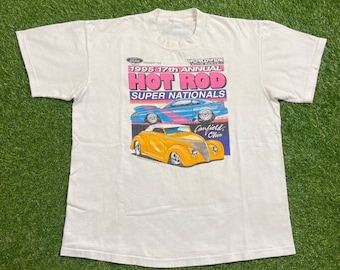 Op de afbeelding: Wit T-shirt met een afbeelding van twee hot rods. De tekst op het shirt luidt "1995 17th Annual Hot Rod Super Nationals" en "Ford Presents the Worldwide Series".