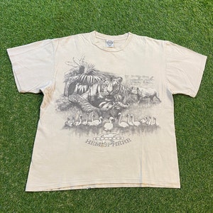 Vintage Emisfero Orientale T Shirt Tee Turner Originals Made USA Taglia XXL 2XL Zebra Rhino Tigers Animali Jungle Safari 1990s anni '90 All Over