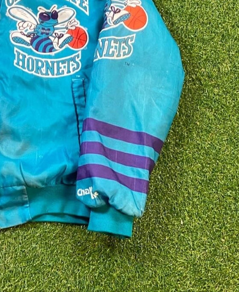 Vintage Charlotte Hornets bomberjacka Chalk Line Tillverkad i USA Storlek Medium M NBA Basketball North Carolina NC J. Cole 1990-talet 90-talet bild 7