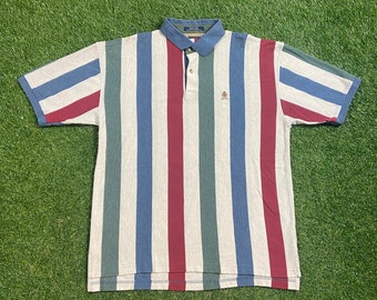 Puede incluir: Una camisa polo a rayas con rayas rojas, azules y verdes. La camisa tiene un cuello abotonado y un pequeño logotipo en el pecho.