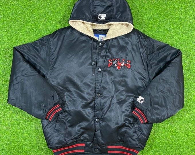 Vintage Chicago Bulls Snap Hooded Jacket Starter Sherpa Size Medium Illinois 23 Michael Jordan 1990s Warm Snow Windy Cold Winter Puffer