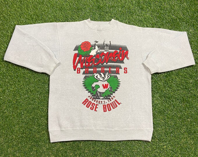 Vintage University of Wisconsin Badgers Crewneck Sweatshirt Size Medium M Bucky Badger NCAA College Football 1990s 90s Pull Over Oversized