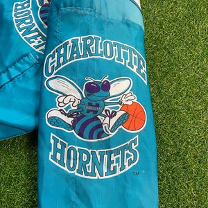 Vintage Charlotte Hornets bomberjacka Chalk Line Tillverkad i USA Storlek Medium M NBA Basketball North Carolina NC J. Cole 1990-talet 90-talet bild 8
