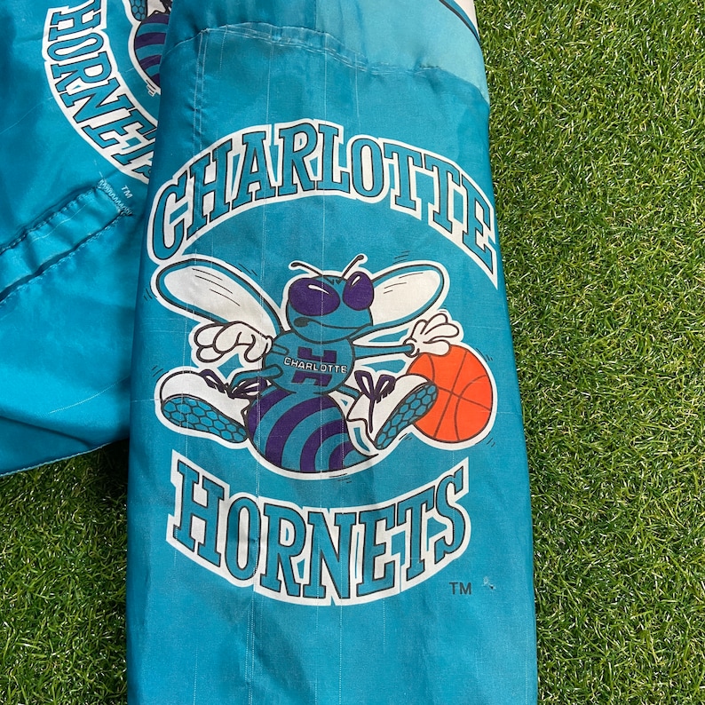 Vintage Charlotte Hornets bomberjacka Chalk Line Tillverkad i USA Storlek Medium M NBA Basketball North Carolina NC J. Cole 1990-talet 90-talet bild 8