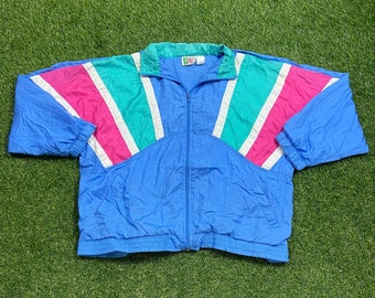 Puede incluir: Una chaqueta cortavientos azul con rayas rosas, blancas y verdes. La chaqueta tiene una cremallera y un cuello alto.