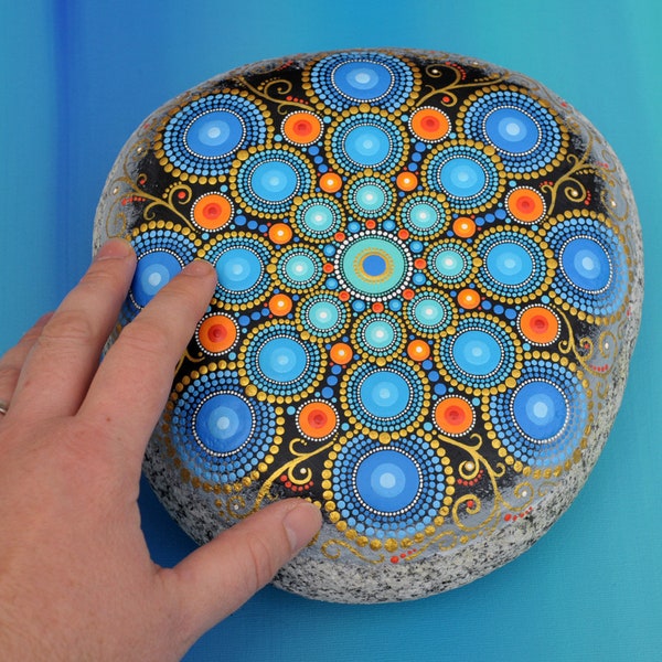 Wunderschön bemalter Mandala-Stein - Mailand - Granitstein - Punkt-Kunst - Acrylmalerei - Geschenk - Dekoration - prunkvoll