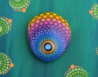 Mandala Stein, Arco Iris, Regenbogen, handbemalter Stein, Punktkunst