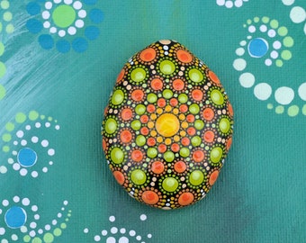 Maienfrische - Mandala Stein handbemalt, Punktkunst, Acrylmalerei