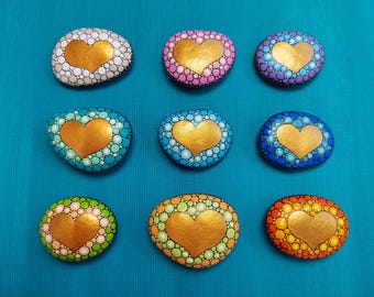 Pietra dipinta a mano - cuore dorato, regalo di compleanno, festa della mamma, San Valentino, arte a pois