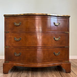 アンティーク タガヤサン チェスト Antique Serpentine Chest Of Drawers - 618 For Sale on