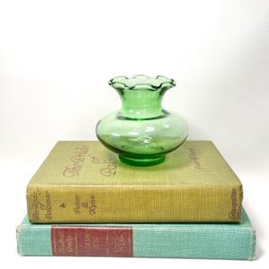Jarrón vintage de vidrio verde con forma de capullo – Minijarrón Anchor Hocking con borde ondulado, vidrio prensado de los años 60