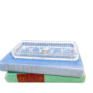 Vintage prydnadsfat i pressat glas – Rektangulär blommig glasskål – 18 cm smyckes- eller smyckesfat