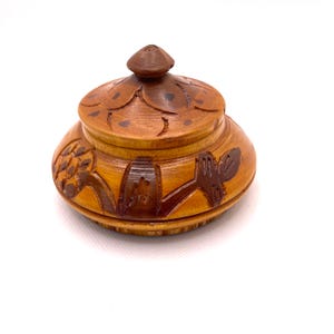 Vintage Hand geschnitzte hölzerne Trinket Box | Kleine runde Schmuckschatulle mit Deckel | Rustikales Boho Dekor | 4 &quot;Breit
