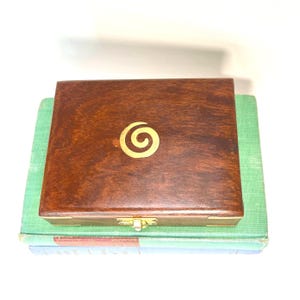 Vintage Wood and Brass Box – Spiral Inlay Trinket Box, Small Wooden Jewelry Box, Decorative Storage Organizer, Hinged Keepsake Box