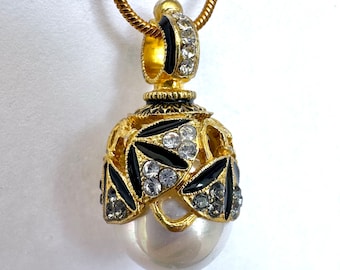 Pendentif Chat Style Oeuf Fabergé – Médaillon Portrait Strass Bleu – Fantaisie Femme