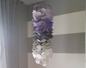 Mobile en papier lilas, mauve violet, gris et blanc. Chambre de petite fille. Décoration chambre enfant. Mobile décoratif en papier