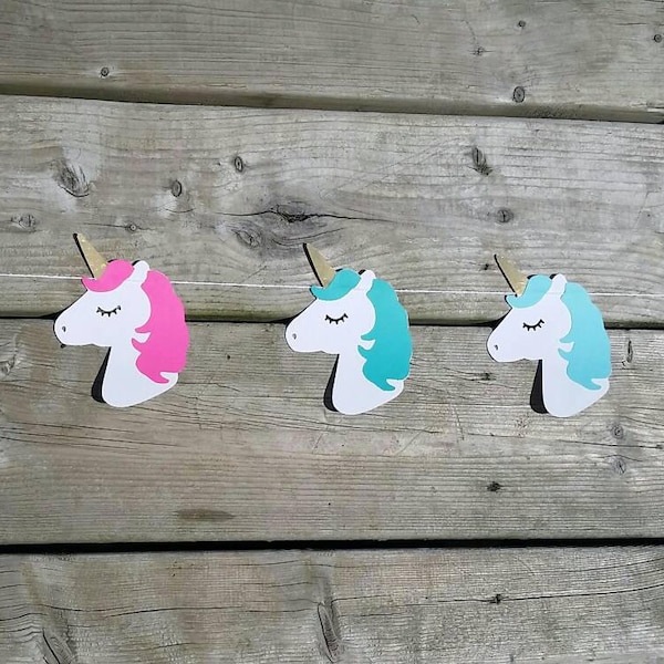 Guirlande de licorne aux crinières de couleurs turquoise, mauve, rose flash et bleu. Guirlande décorative en papier. Décor de fête.