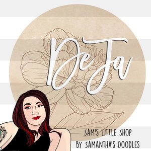 K&ouml;nnte beinhalten: Ein Logo f&uuml;r ein Gesch&auml;ft namens "DeJa Sam's Little Shop by Samantha's Doodles" mit einem floralen Design und einer Cartoon-Illustration einer Frau mit roten Haaren.