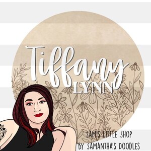 Peut inclure: Une illustration num&eacute;rique d'une femme aux cheveux roux portant un d&eacute;bardeur noir. L'arri&egrave;re-plan est un cercle brun avec un motif floral et le texte "Tiffany Lynn" et "Sami's Little Shop by Samantha's Doodles".