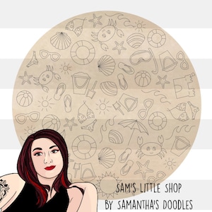 Può includere: Un'illustrazione in bianco e nero di un cerchio pieno di varie icone a tema estivo, tra cui conchiglie, infradito, palloni da spiaggia, occhiali da sole e granchi. Il cerchio è circondato da uno sfondo a strisce bianco e grigio. Il testo "SAM'S LITTLE SHOP BY SAMANTHA'S DOODLES" è nella parte inferiore dell'immagine.