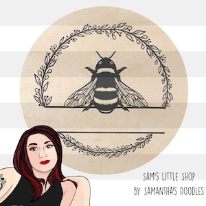 Puede incluir: Un letrero redondo de madera con una ilustración de abeja en blanco y negro rodeada de una corona de hojas. El texto "SAM'S LITTLE SHOP BY SAMANTHA'S DOODLES" está en la parte inferior del letrero.