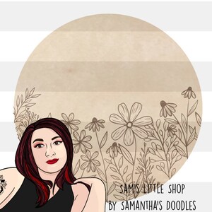 Peut inclure: Illustration num&eacute;rique d'une femme aux cheveux roux et un tatouage sur le bras. Elle porte un d&eacute;bardeur noir et est entour&eacute;e d'un motif floral. Le texte "Sami's Little Shop by Samantha's Doodles" est en bas de l'image.