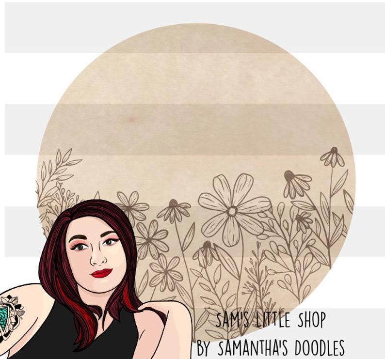 Peut inclure: Illustration num&eacute;rique d'une femme aux cheveux roux et un tatouage sur le bras. Elle porte un d&eacute;bardeur noir et est entour&eacute;e d'un motif floral. Le texte "Sami's Little Shop by Samantha's Doodles" est en bas de l'image.