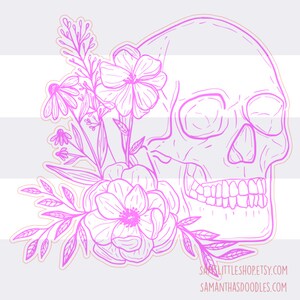 以下が含まれることがあります： ピンク色の線画イラストで、花の要素を持つ骸骨が描かれています。骸骨は右側にあり、左側には花と葉があります。デザインはピンク色で縁取られ、下部には「SARASLITTLESHOP.ETSY.COM」と「SAMANTHASDOODLES.COM」の文字があります。