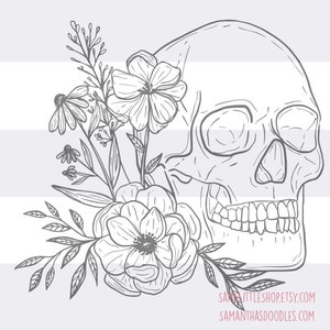 以下が含まれることがあります： 花柄で飾られた人間の頭蓋骨の白黒イラスト。花と葉は細かく描かれており、頭蓋骨の形と繊細なコントラストを生み出しています。デザインには「SAMANTALITTLESHOP.ETSY.COM」と「SAMANTHASDOODLES.COM」の文字が含まれています。