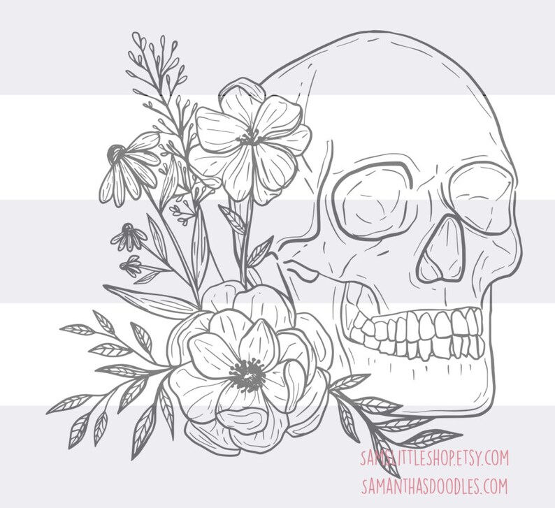 以下が含まれることがあります： 花柄で飾られた人間の頭蓋骨の白黒イラスト。花と葉は細かく描かれており、頭蓋骨の形と繊細なコントラストを生み出しています。デザインには「SAMANTALITTLESHOP.ETSY.COM」と「SAMANTHASDOODLES.COM」の文字が含まれています。