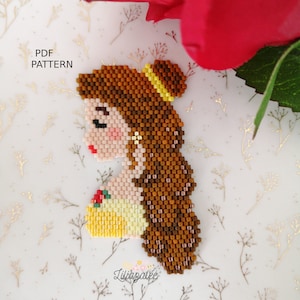 Può includere: Uno schema di perline che rappresenta Belle de La Bella e la Bestia della Disney. Lo schema è in tonalità di marrone, giallo, rosa e rosso. Il testo "PDF PATTERN" è nell'angolo in alto a sinistra dell'immagine.