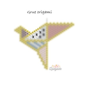 Può includere: Una gru origami gialla con un motivo rosa e blu. La gru è piegata in uno stile tradizionale e ha un design semplice ed elegante. L'immagine include il testo "Grue origami".