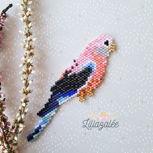 Könnte beinhalten: Ein rosa-blauer Perlenvogel mit schwarzen und goldenen Akzenten. Der Vogel ist aus kleinen Perlen gefertigt und ein farbenfrohes und detailliertes Kunstwerk.