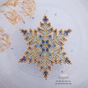 Peut inclure: Ensemble de trois tasses en céramique avec une finition mate et mouchetée. Les tasses sont de couleur crème, gris clair et gris foncé. Chaque tasse a un design simple et minimaliste, parfait pour le café ou le thé.