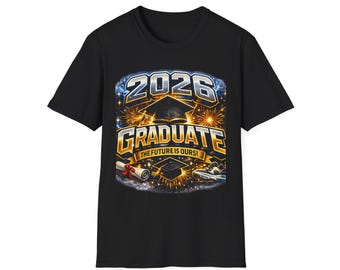 Op de afbeelding: Zwart t-shirt met een kleurrijk grafisch ontwerp. Het ontwerp bevat de tekst "2026 GRADUATE" in goud en blauw, een afstudeerhoed en vuurwerk. De zin "THE FUTURE IS OURS!" is ook opgenomen.