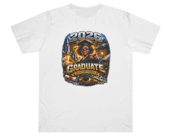 Op de afbeelding: Wit T-shirt met een kleurrijk grafisch ontwerp. Het ontwerp toont het jaar "2026", een afgestudeerde in toga en baret, en de woorden "GRADUATE" en "THE FUTURE IS OURS!" in goud. Het ontwerp bevat ook een diploma en vuurwerk.