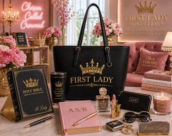 Op de afbeelding: Een verzameling items met een 'First Lady' thema, waaronder een zwarte tote bag, een Bijbel, een beker, een roze notitieboek, een portemonnee, parfum, lippenstift, zonnebril en een kaars. De items zijn gerangschikt op een tafel met een roze achtergrond.