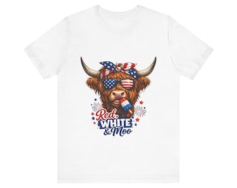 Op de afbeelding: Wit T-shirt met een Highland koeienafbeelding met een zonnebril en een bandana in rood, wit en blauw. De koe houdt een vuurwerk vast, met de tekst "Red, White & Moo".