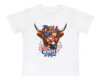 Op de afbeelding: Wit T-shirt met een Highland koeienafbeelding. De koe draagt een zonnebril, een bandana en houdt een rood, wit en blauw ijsje vast. De tekst "Red, White & Moo" staat eronder, met ster- en vuurwerkaccenten.