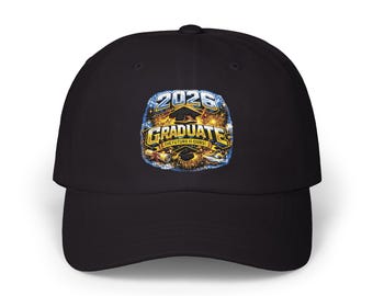 Op de afbeelding: Zwarte baseballpet met een gebogen klep. De voorkant heeft een kleurrijke afbeelding met de tekst "2026 GRADUATE THE FUTURE IS OURS!" in goud en blauw, met een afstudeerhoed en vuurwerk.