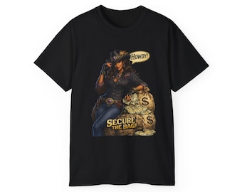 Op de afbeelding: Zwart T-shirt met een afbeelding van een vrouw met een cowboyhoed die op geldbuidels leunt. De afbeelding bevat de tekst "HOWDY!" in een tekstballon en "SECURE THE BAG!"