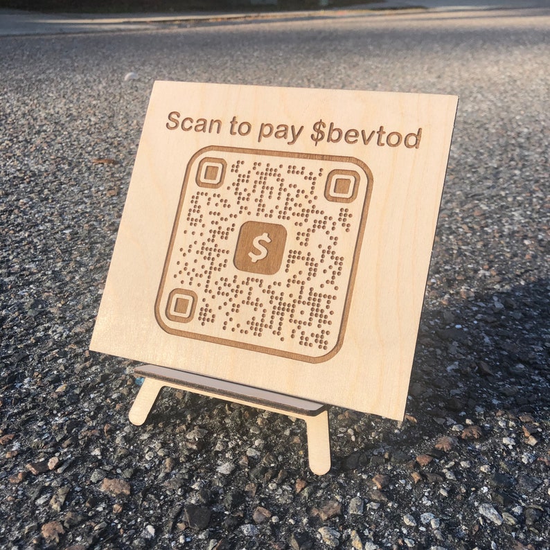 Plaque de code QR Scan Me en bois avec support image 3