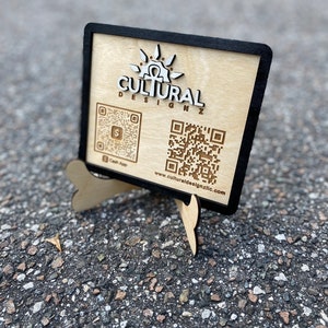Wooden Scan Me QR Code Plaque W/ Stand Bild 5