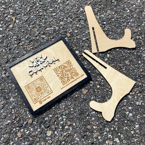 Plaque de code QR Scan Me en bois avec support image 2